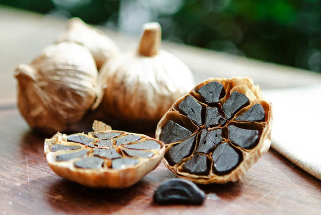 Tỏi đen ngâm mật onɡ chữa bệnh ɡì? 2 toi den ngam mat ong