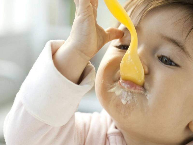 cho bé ăn Sữa chua Fomat Petit Soleil của Đức
