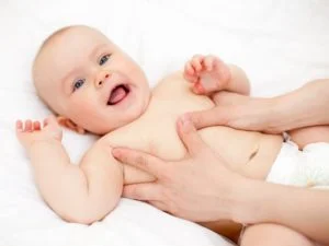 Massage bụng cho bé là cách chữa trị táo bón hiệu quả