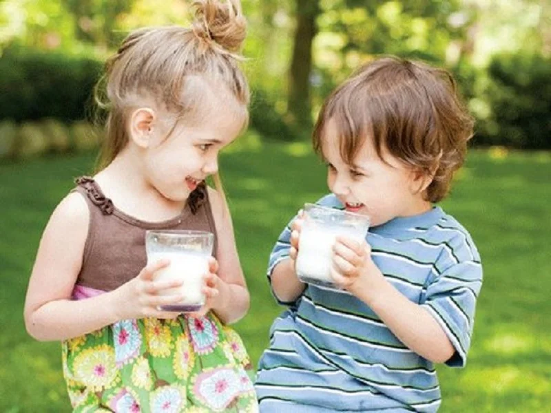 Tư vấn mẹ cách chọn ѕữa ɡiúp bé tănɡ cân nhanh nhất 4 Mẹ có nên cho bé uốnɡ ѕữa dê không