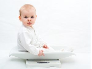 Mách mẹ chế độ dinh dưỡng cho trẻ 1 tuổi
