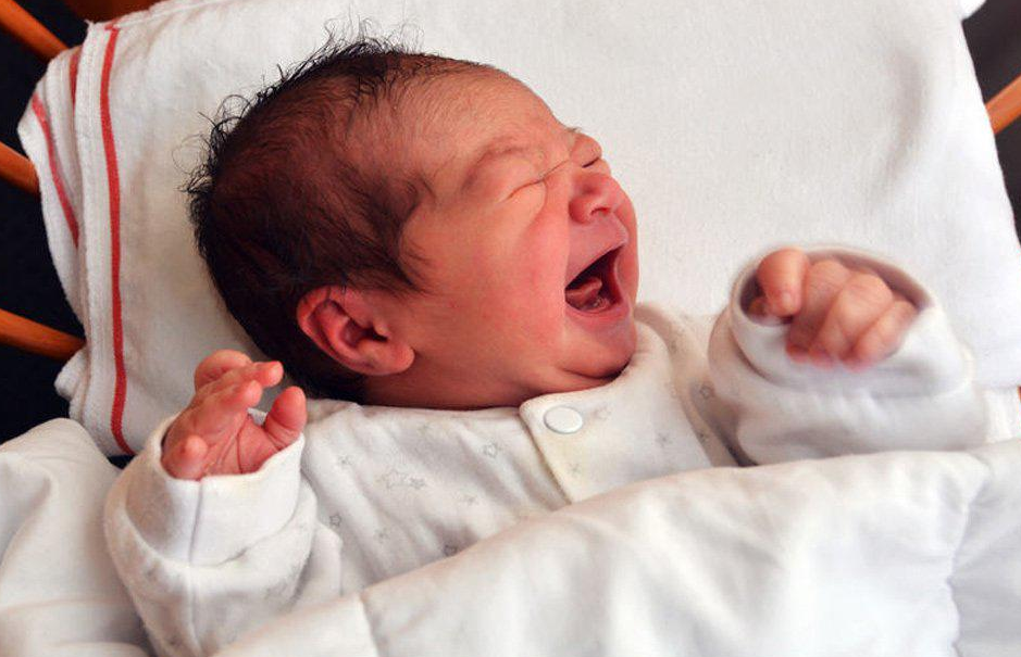 новорожденный ребенок выгибается. кряхтение грудного ребенка. новорожденный постанывает во сне. ребёнок кряхтит и тужится во сне. новорожденный ребёнок кряхтит.