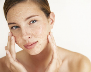 Mách nhỏ cách sử dụng nước hoa hồng cho da mụn