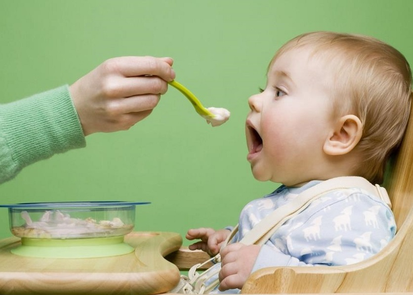 Mẹ nên làm gì khi trẻ biếng ăn?
