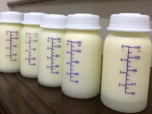 Sữa mẹ bảo quản được bao lâu sau khi vắt ra?