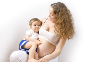 Mang bầu 2 tháng có nên cho con bú không?
