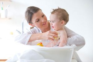 Có nên tắm cho trẻ sau khi tiêm phòng vắc xin không?