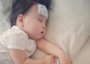 Cho trẻ mặc quần áo rộng rãi, thoáng, mát. Nếu thời tiết lạnh, vẫn nên bỏ bớt đồ.