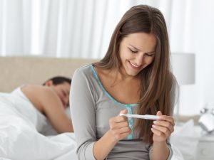 Dùng que thử thai để biết chính xác hơn về tình trạng mang thai