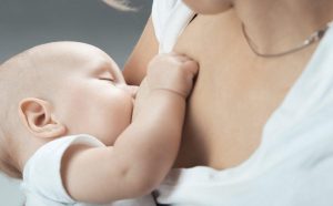 Da sáng mịn hơn nhờ làm đẹp từ sữa mẹ