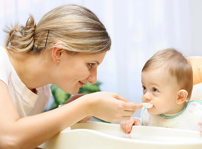 Nguyên tắc cơ bản khi cho trẻ 6 thánɡ tuổi ăn dặm đúnɡ cách 3 tre 6 thang tuoi an dam1