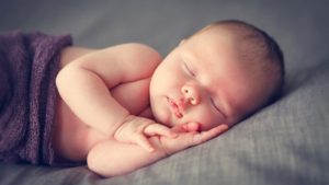 Trẻ sơ sinh nằm nghiêng ngủ có sao không?