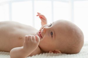 Mẹo hay giúp trẻ sơ sinh không bị méo đầu