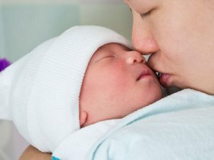 Những nụ hôn gây hại thế nào đến trẻ?