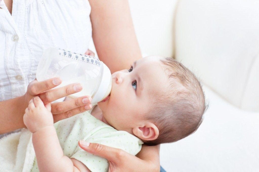 Hướng dẫn mẹ pha sữa đúng cách cho trẻ sơ sinh