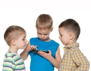 Tác hại của việc cho trẻ dùng điện thoại sớm
