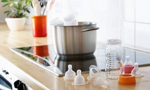 Hướng dẫn cách khử trùng bình sữa cho trẻ