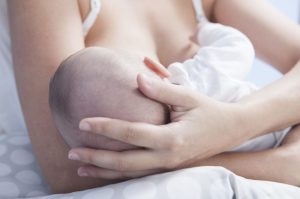 Mẹ bầu tiết sữa non sớm có nguy hiểm không?