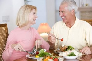 Có nên bổ sung thực phẩm nhiều canxi cho người lớn tuổi?