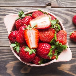 Bình quân cứ 100 gram dâu tây sẽ cung cấp khoảng 60 gram vitamin C.