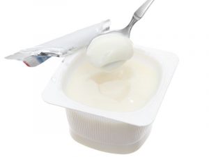 ăn sữa chua buổi sáng