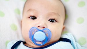 Cách cho bé ngậm núm giả mẹ nên biết